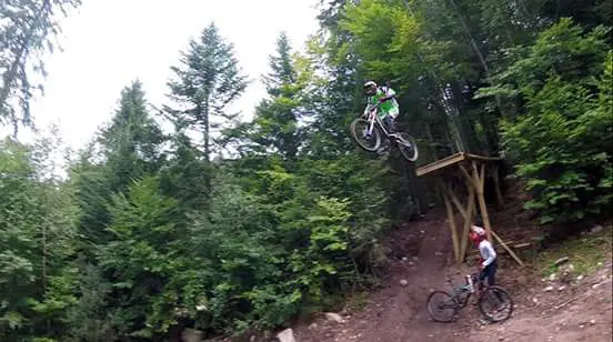 Mister FreeRide dans un saut de plusieurs mètres de haut