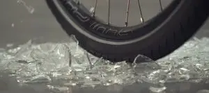 Pneu increvable qui roule sur du verre