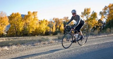 Le gravel bike : entre cyclocross et vélo de route, le vélo de gravier Un cycliste sur un gravel bike