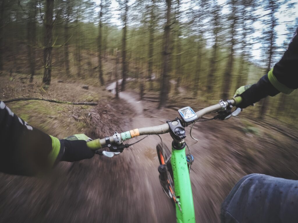 En VTT avec un GPS vélo en forêt