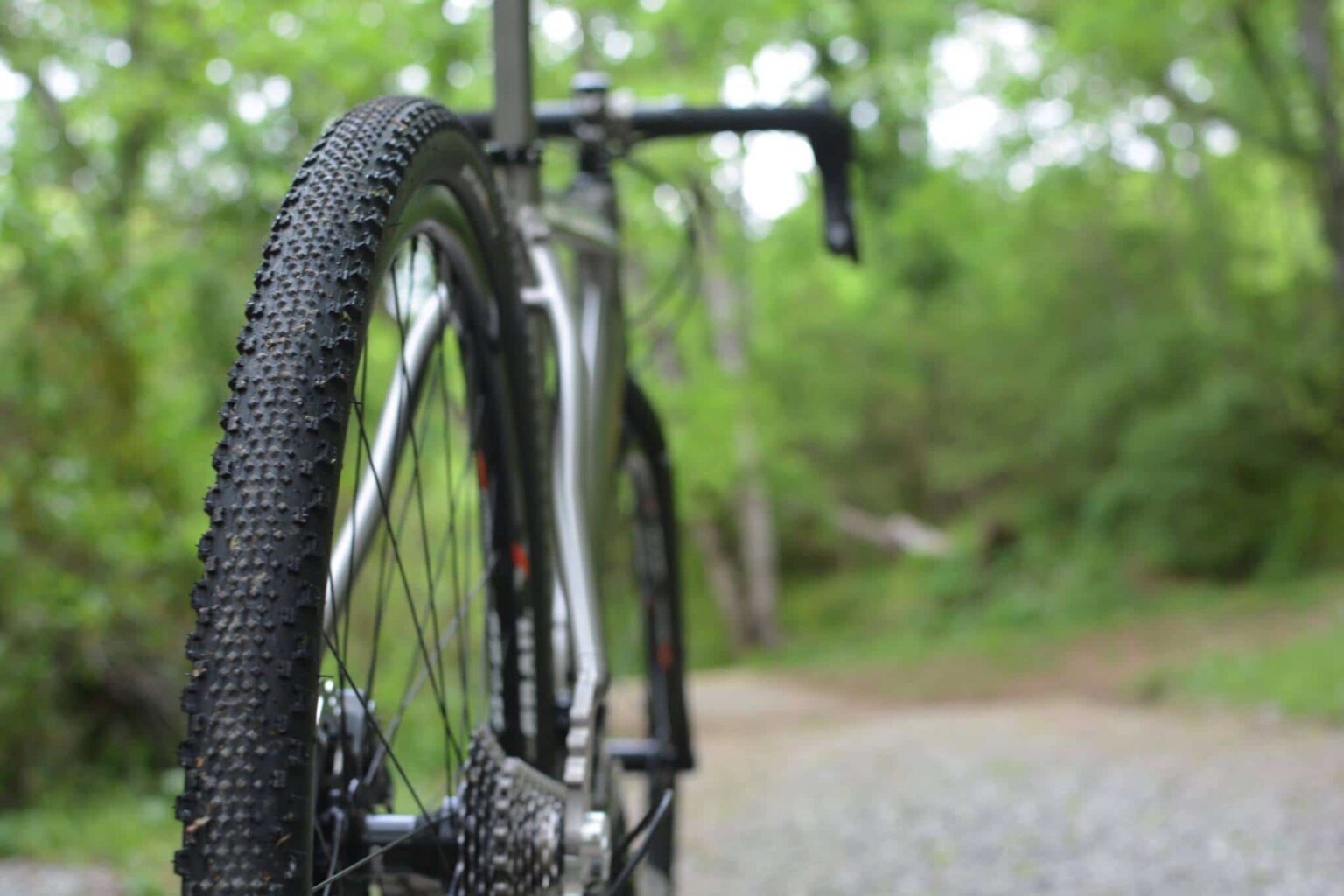 Le gravel bike cyclocross ou vélo de route ? Le Match