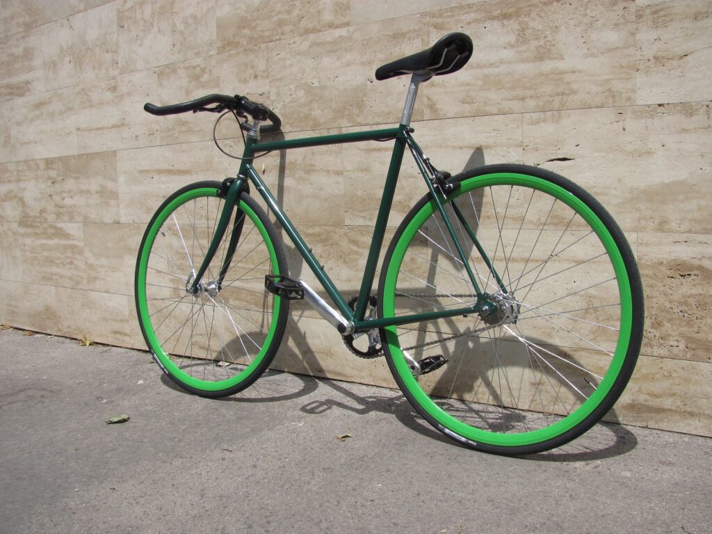 Un vélo fixie vert