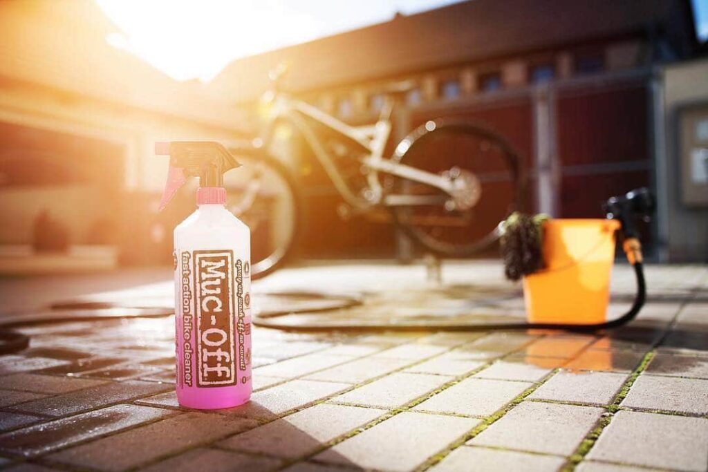 NEttoyer son vélo avec un nettoyant Muc-Off et un jet d'eau