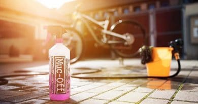 Conseils et astuces pour un entretien parfait de son vélo NEttoyer son vélo avec un nettoyant Muc-Off et un jet d'eau