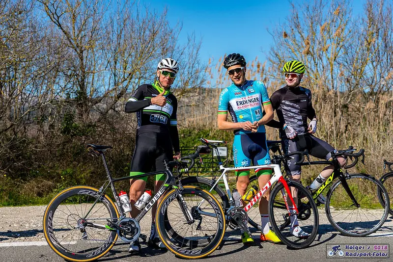 Des cyclistes qui saluent le photographe
