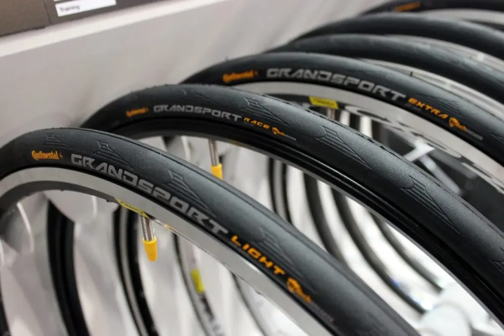 Plusieurs pneus vélo Continental