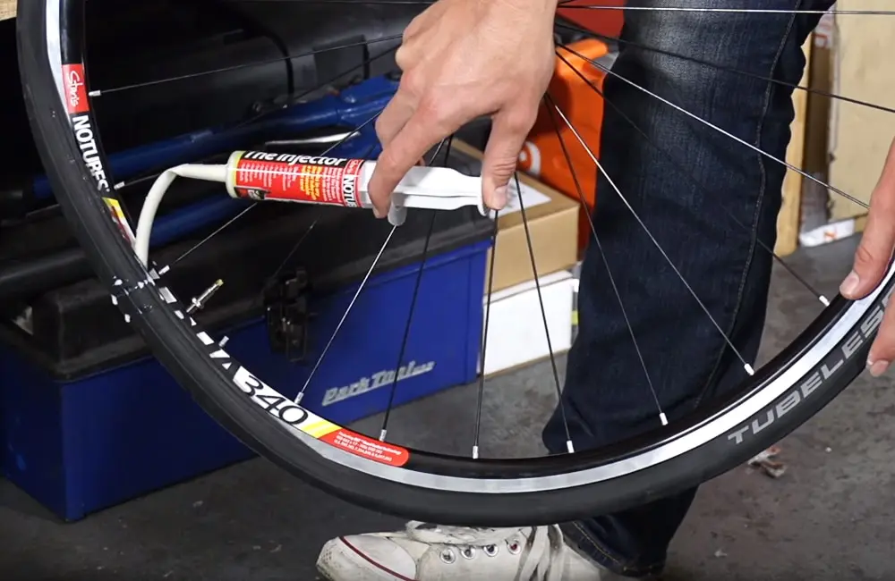 Liquide préventif injecté dans le pneu