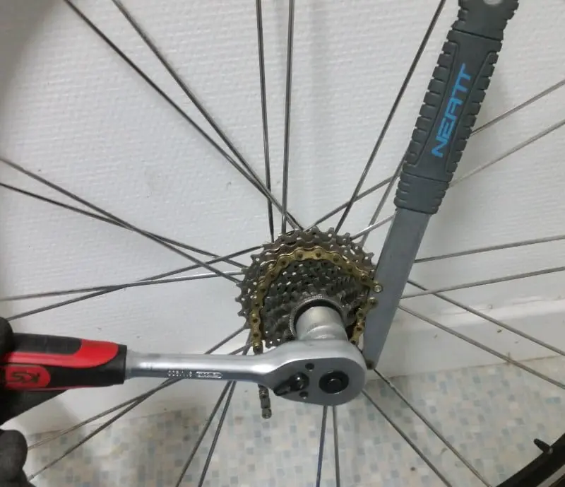 Démontage de l'ancienne cassette Shimano avec un fouet à chaine