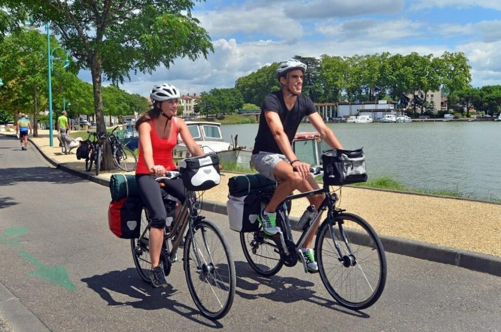 Un couple de cyclistes roulant au bord de la Garonne