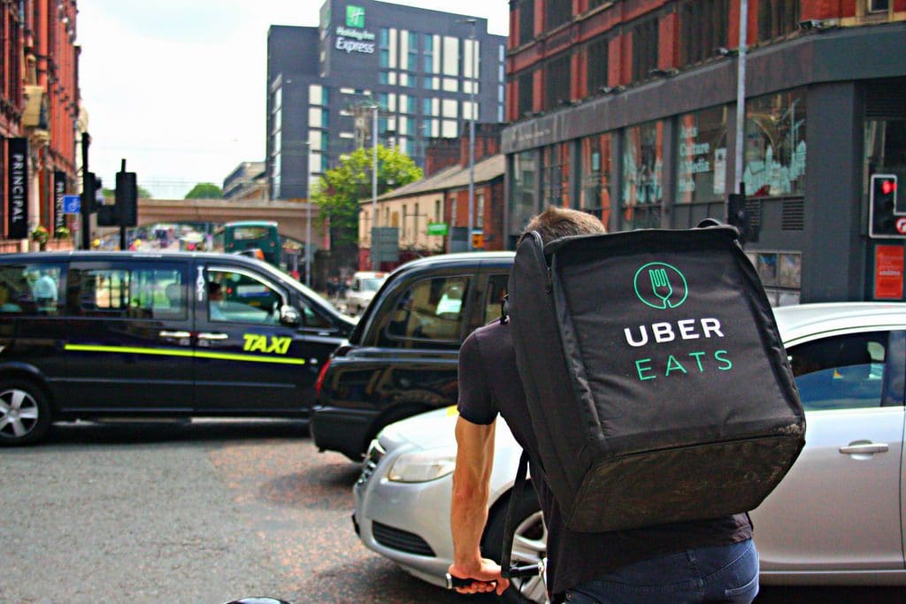 Un coursier Uber Eats de dos