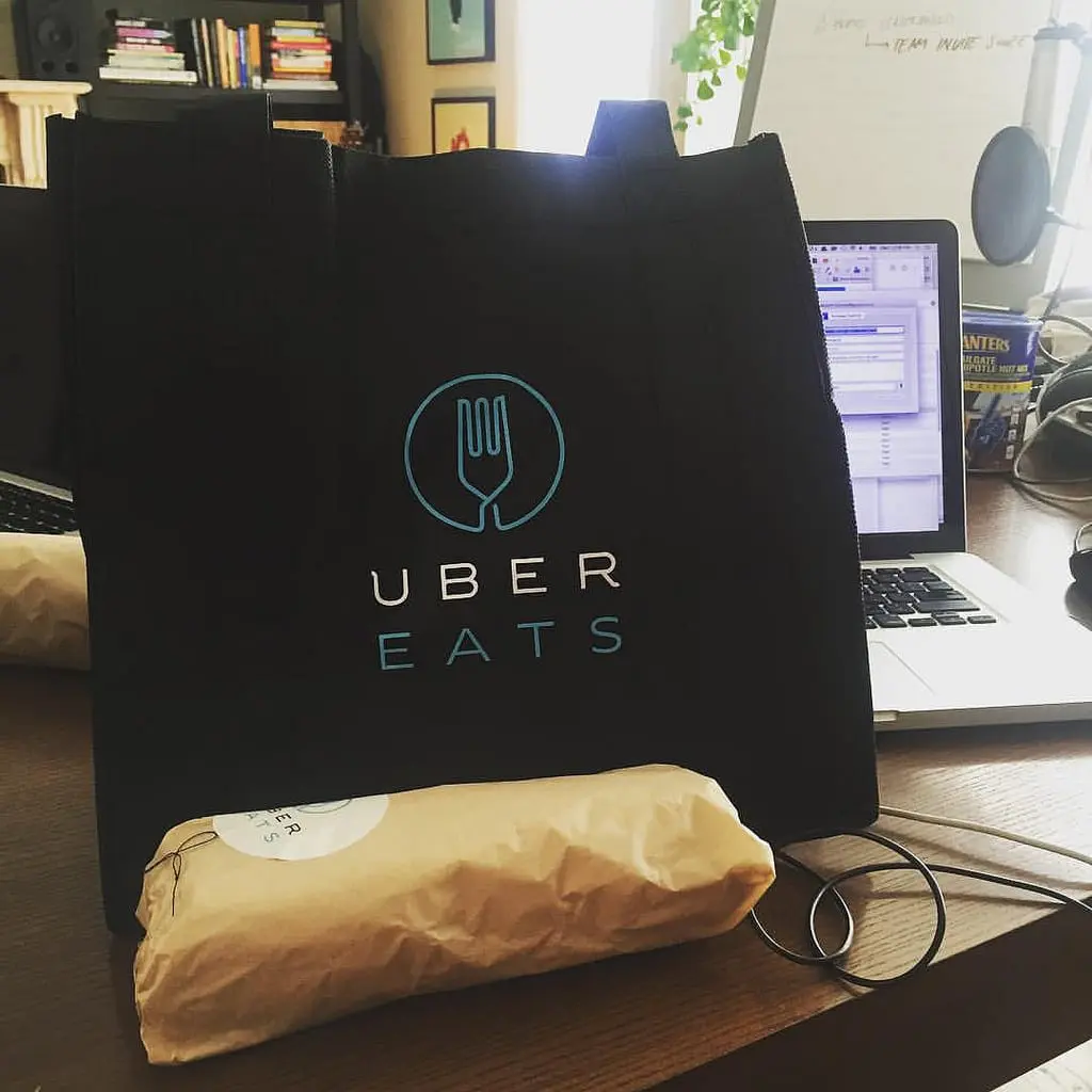 Une livraison par un coursier Uber Eats
