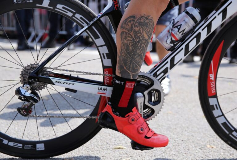 Un tatouage de vélo au mollet