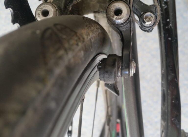 Mes patins de frein usés sur mon vélo de route Btwin