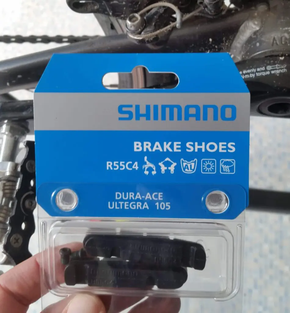 Les patins neuf Shimano R55C4 pour modèles 105 dans leur boite