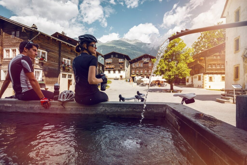 Pause dans la ville d'Ernen en vélo de route