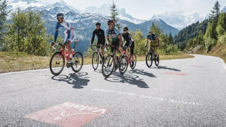 La montée d'Emosson en vélo de route