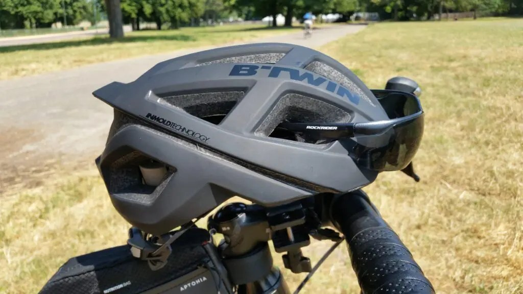 Le casque B'Twin 500 avec les lunettes de soleil de côté