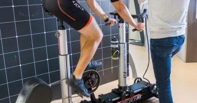 Etude posturale vélo chez Alltricks. Quelle est la position parfaite ? Les mains en bas du cintre, j'accélère