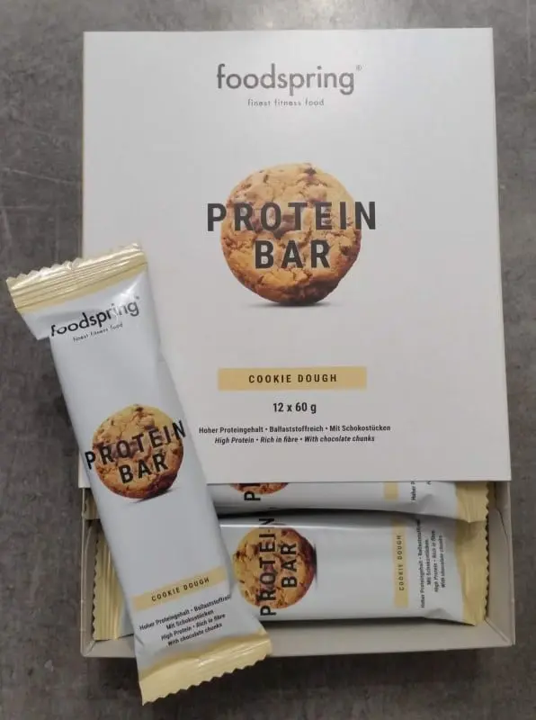 Une boite de 12 Protein Bar cookie dough de Foodspring