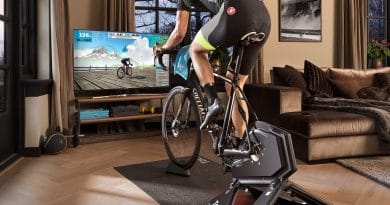 Home Trainer : l’entrainement au chaud ! Un cycliste sur un hometrainer connecté et intéractif sous Zwift dans son salon chez lui