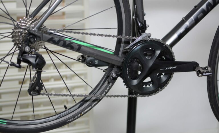 Vue d'ensemble de toute la transmission du vélo de route en Shimano 105
