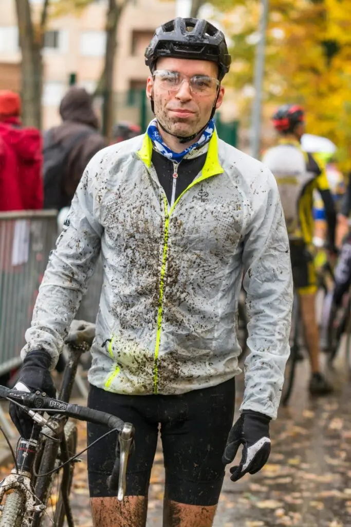 Couvert de boue après une compétition de cyclocross