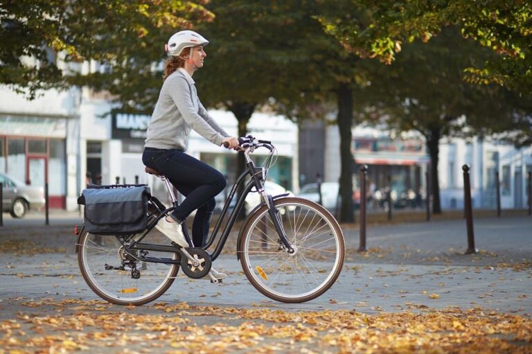 Une femme en vélo électrique Elops