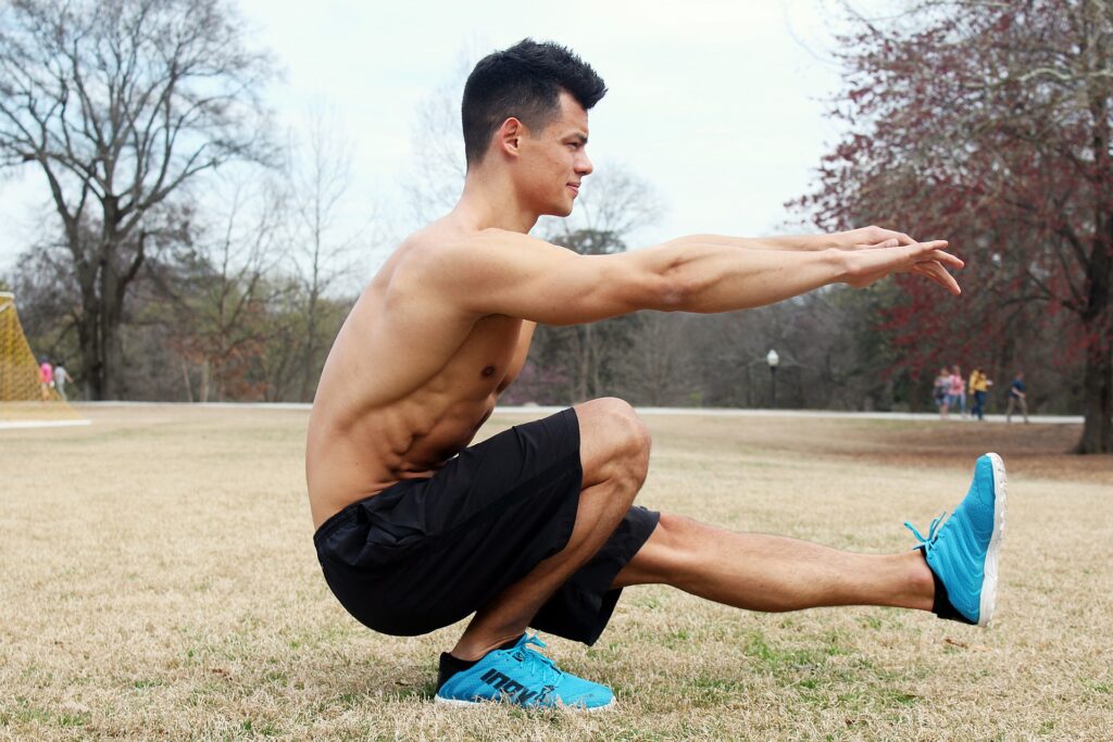 Un homme qui muscle ses jambes au poids du corps
