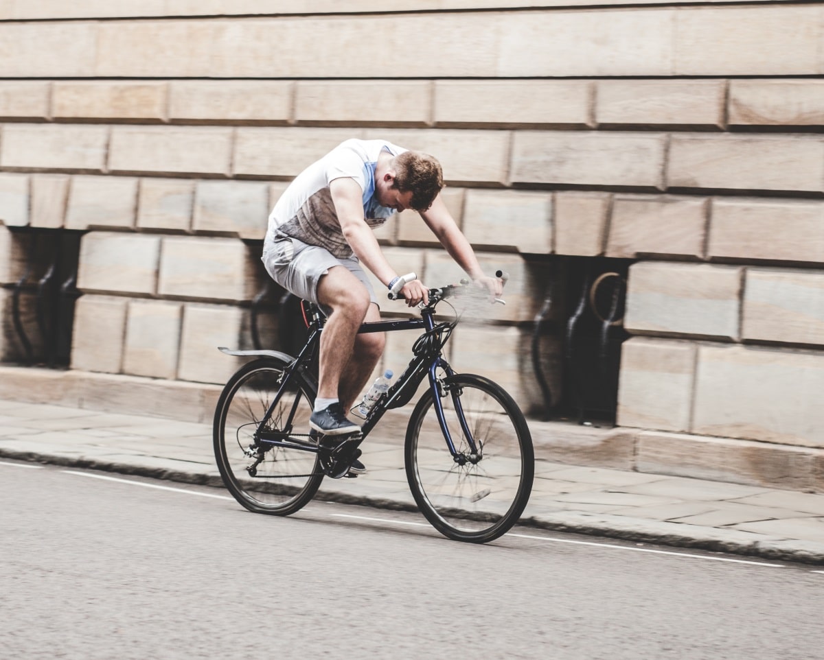 Un cycliste qui n'est pas à l'aise sur son vélo à cause de la douleur