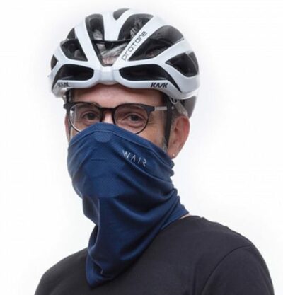 Un cycliste avec un masque anti-pollution discret de la marque WAIR