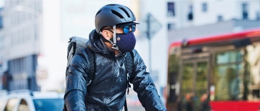 Un FrogMask antipollution bleu porté par un cycliste en ville