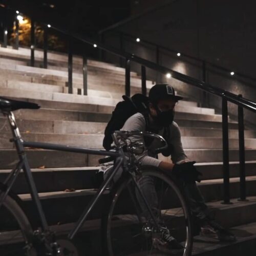 Un cycliste avec un masque pour protéger ses poumons de l'air pollué des villes