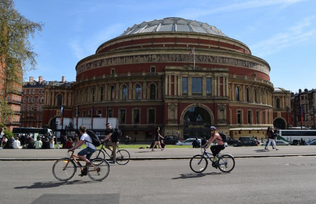 Des cyclistes se rendent au travail à vélo durant l'été
