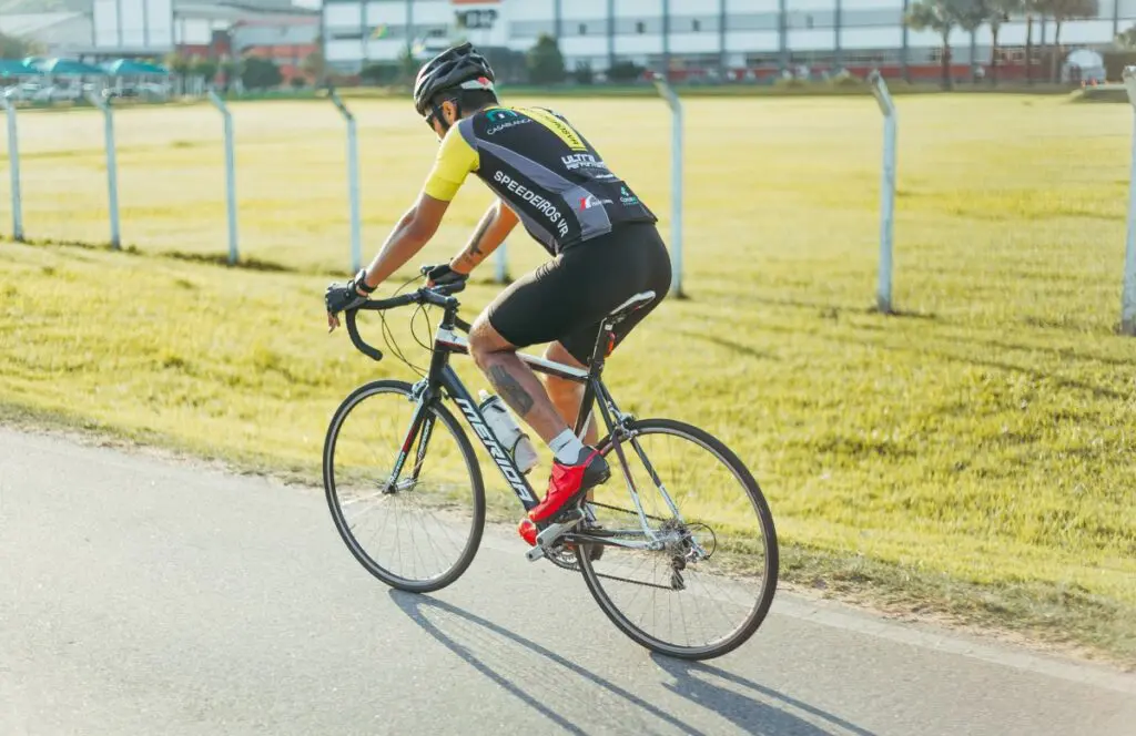 Un cycliste avec son vélo de route