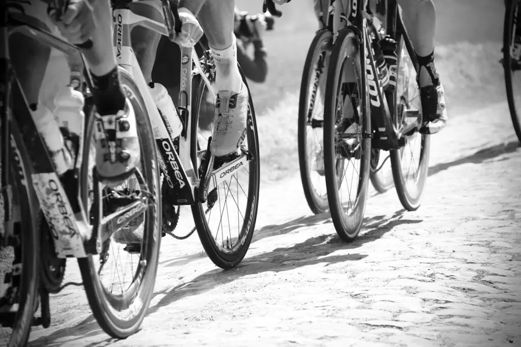 Des pédaliers de vélo en action lors d'une course de vélo sur route