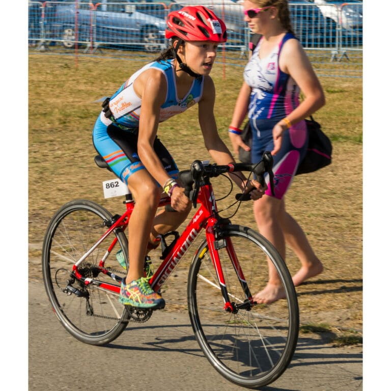 Une junior sur un vélo de route enfant lors du Chtriman 2018
