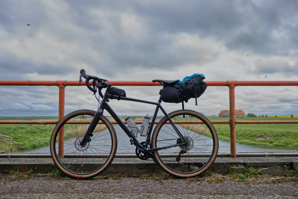 Un vélo gravel équipé de sacoches sur un pont