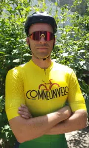 Cycliste avec une tenue de vélo aux couleurs du blog CommeUnVelo.com