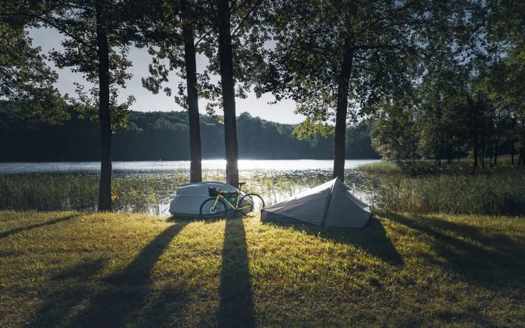 Un vélo devant une tente pour faire du camping et voyager à vélo c'est possible !