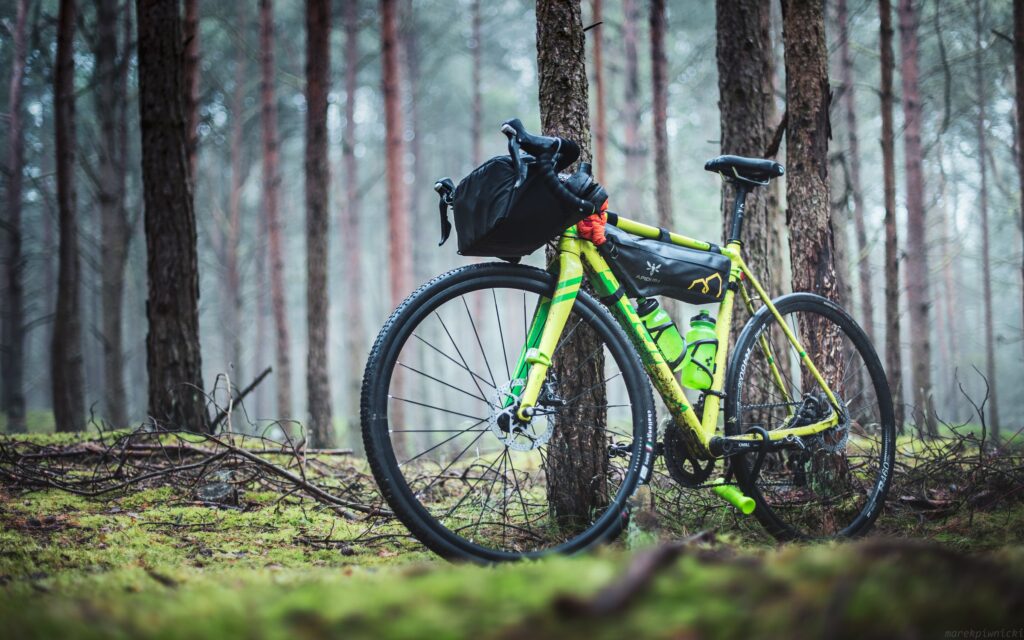Un vélo vert équipé de sacoches pour voyager