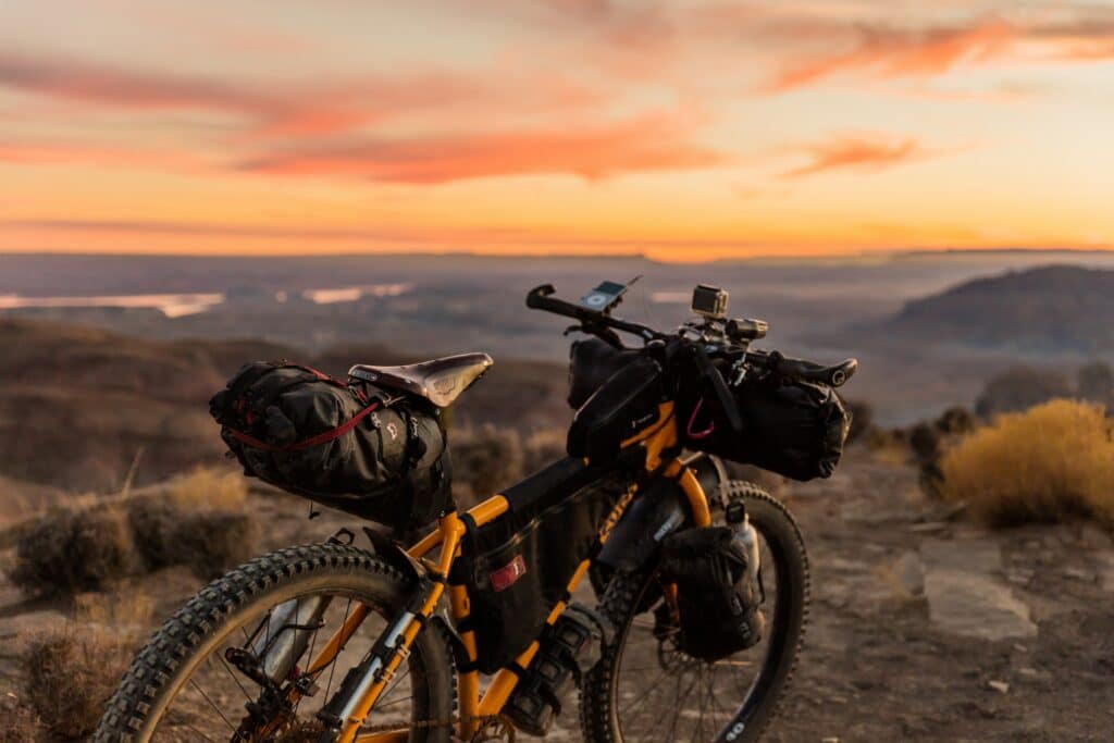 Un vélo équipé pour voyager longtemps avec des sacoches