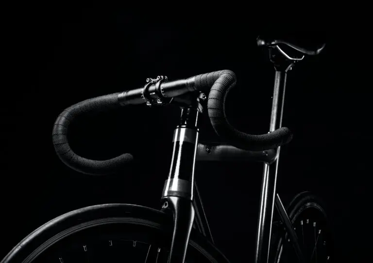 Zoom sur un cintre de vélo (guidon)
