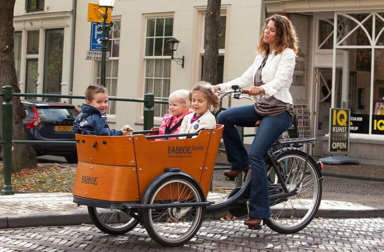 Vélo cargo avec 3 enfants