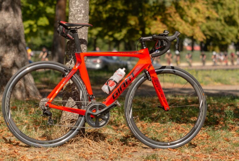 Vélo Giant Propel près d'un arbre