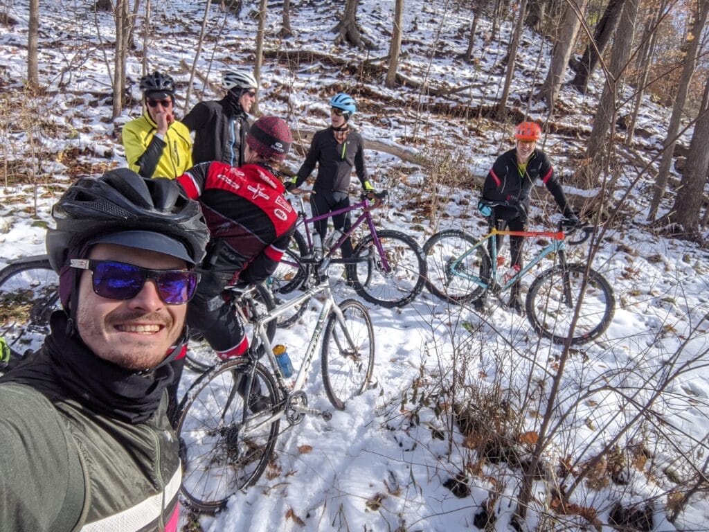 Une pause dans la forêt enneigée avec des vélo gravel