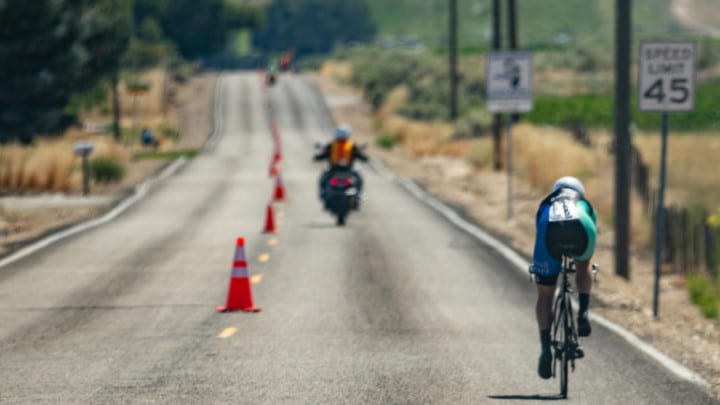 Un cycliste qui s'entraine sur une ligne droite balisée