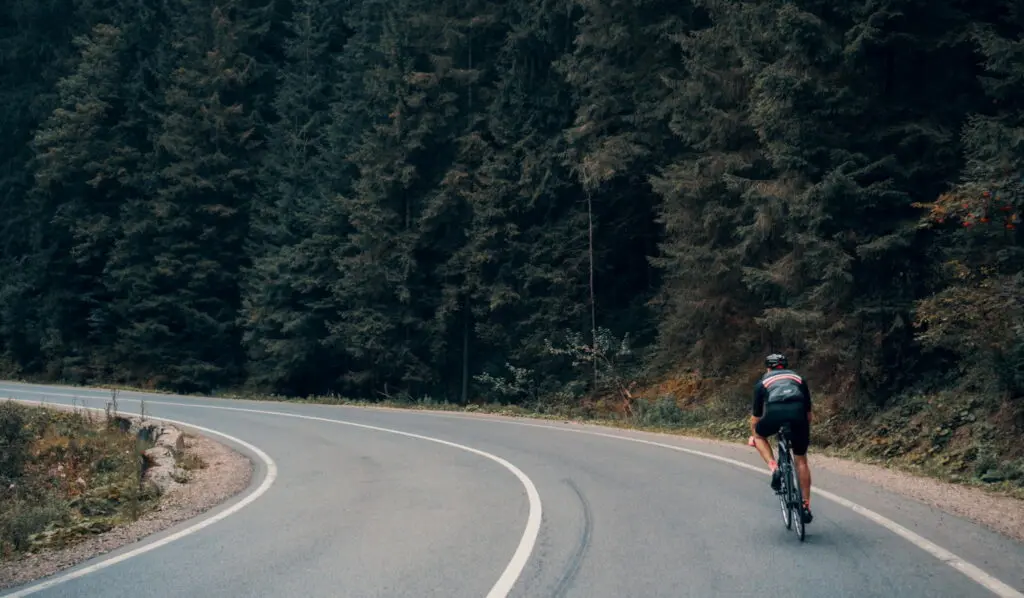 Un cycliste sur son vélo route en montagne