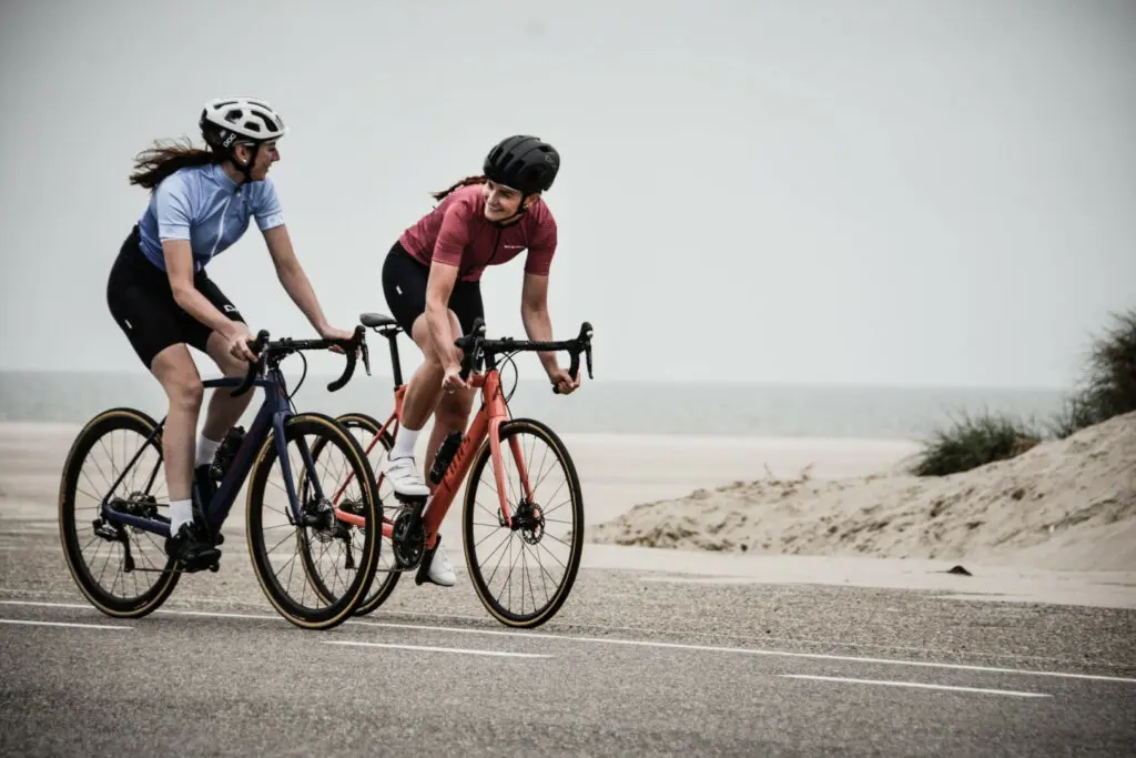 Deux femmes cyclistes qui rigolent en pédalant