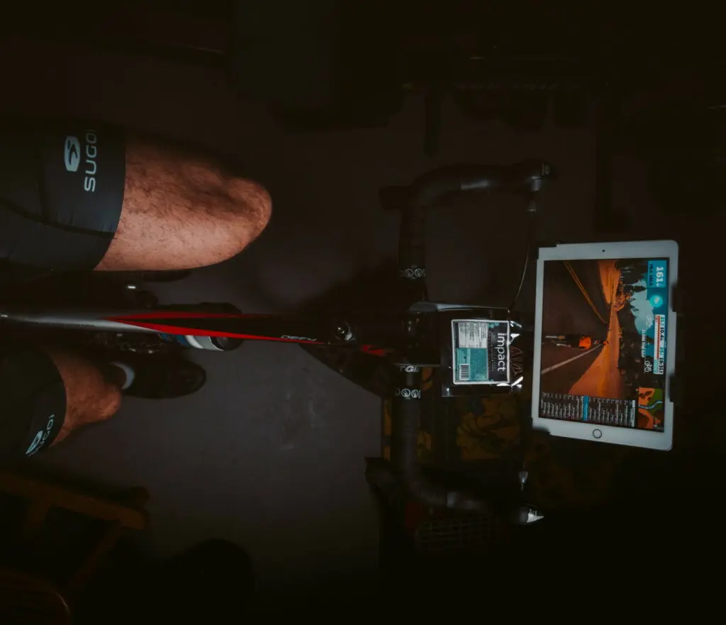 Un cycliste sur un hometrainer avec Zwift