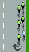 Le cycliste blanc se retrouve en queue du peloton à droite